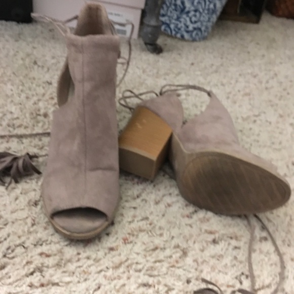 Ankle boot.  Beige suede - Picture 2 of 3